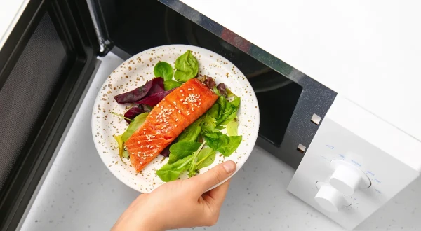 Изображение к статье: Как разогреть рыбу, чтобы она не пересохла, не запахла и не стала опасной для здоровья — есть секрет