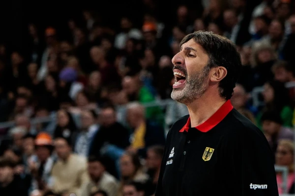 Изображение к статье: Главный тренер сборной Германии Алекс Мумбру выбыл до конца Евробаскета-2025