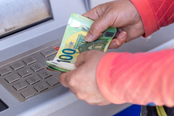 Изображение к статье: Правительство Силини решило не злить народ: наличные в кошельках и матрасах оставят в покое