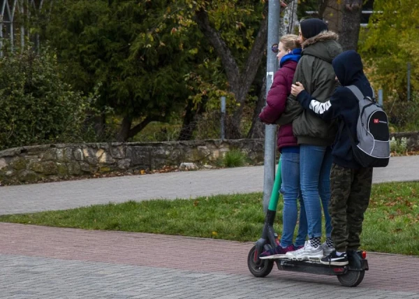 Изображение к статье: CSDD: техпаспорта, номера авто, наклейки на самокаты можно будет получить в пакоматах