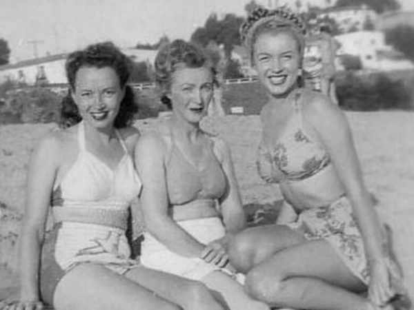 Изображение к статье: Мэрилин Монро и ее сестра Бернис слева.