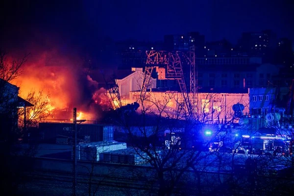 Изображение к статье: В Вильнюсе продолжается тушение цистерн и резервуара с газом