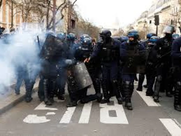 Изображение к статье: На демонстрациях во Франции задержаны почти 500 протестующих