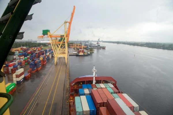 Изображение к статье: За восемь месяцев перевалка грузов в Рижском порту уменьшилась еще на 6,9%