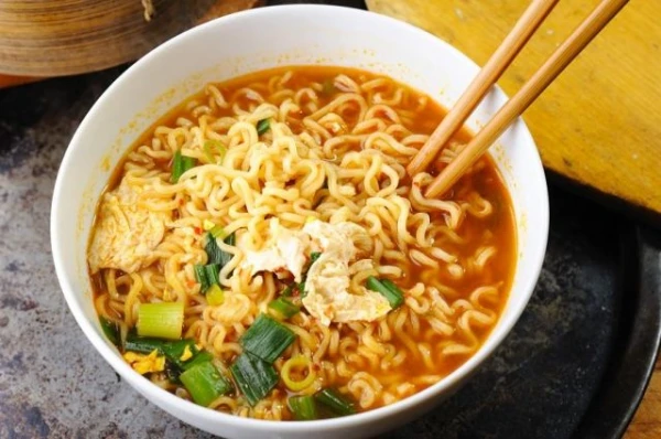 Изображение к статье: Можно ли умереть от растворимой лапши?