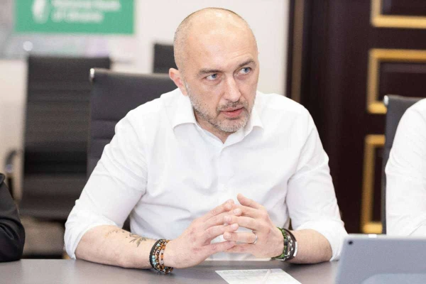 Изображение к статье: Главный банкир страны выглядит неформально.