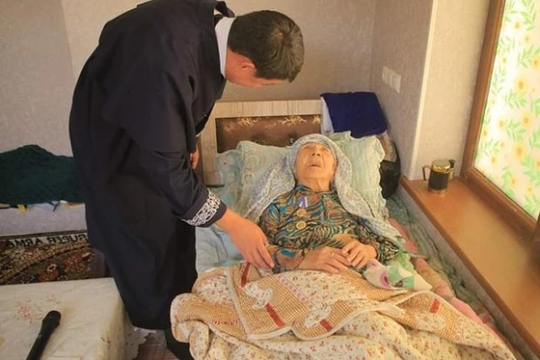 Изображение к статье: Долгожительницу посетили официальные лица.