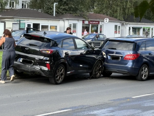 Юная мать в Риге вызвала аварию, в которой были разбиты четыре автомашины