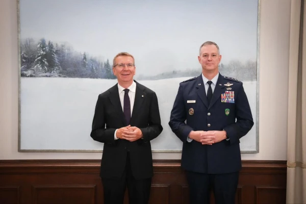 Изображение к статье: Президент Латвии Эдгарс Ринкевичс и Главнокомандующий силами НАТО в Европе и командующий силами США в Европе генерал Алексус Гринкевич .