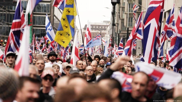 Изображение к статье: Сотни тысяч протестующих в Лондоне и столкновения с полицией. Маск призвал свергнуть правительство UK