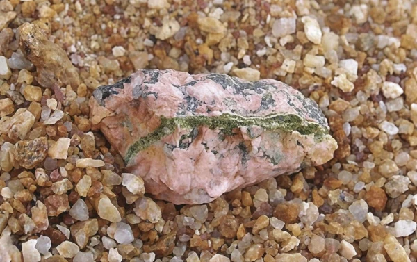 Изображение к статье: Бактерии Chroococcidiopsis внутри камня.