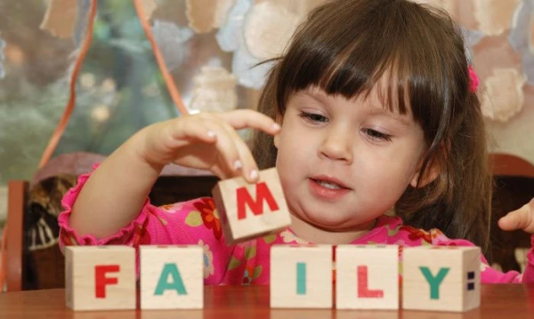 Изображение к статье: С рождения или с 3 лет: когда ребенку лучше начать изучать иностранный язык