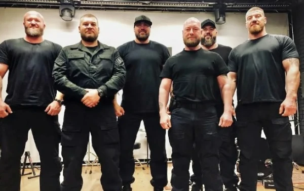 Изображение к статье: Господин Юнусов предпочитает, чтобы его охраняли могучие джигиты.