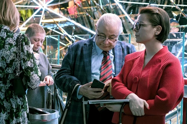 Изображение к статье: Пожилой артист всегда на контроле у 36-летней женушки.