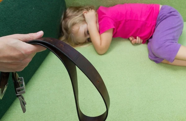 Изображение к статье: Мужчина заставлял стоять на коленях маленьких детей: как его наказал суд Риги