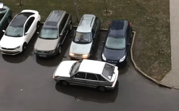 Изображение к статье: Разборки в рижскому дворе: авто-хам требует извинений. Надо извиняться?