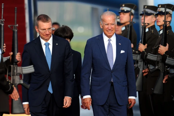 Изображение к статье: На фото: Джо Байден во время последнего приезда в Ригу.
