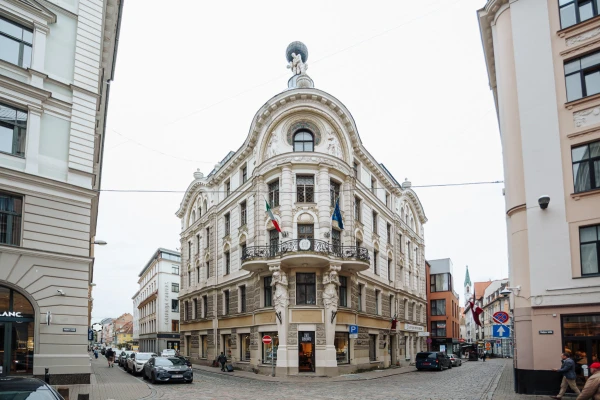 Изображение к статье: Государство пытается избавиться от дома с тремя атлантами. Сколько хотят денег?