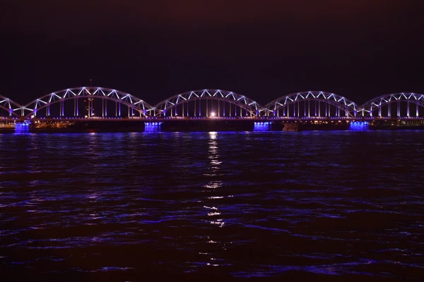 Изображение к статье: Одна из визитных карточек Риги уже 5 лет в темноте! Вернётся ли освещение железнодорожного моста?