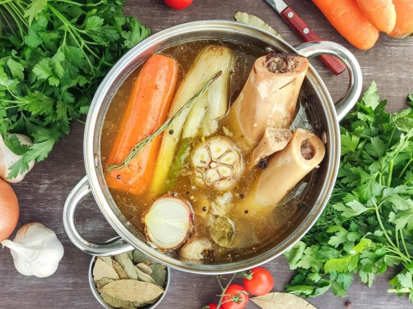 Изображение к статье: Для красоты, здоровья и долгих лет: как обычный костный бульон стал суперфудом