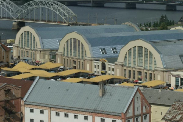 Изображение к статье: Убрать всё российское, вернуть латвийское: реформа Центрального рынка Риги началась с пропажи матрёшек