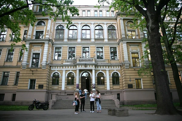 Изображение к статье: Здание на бульваре Кронвалда, где теперь находится фотомузей.