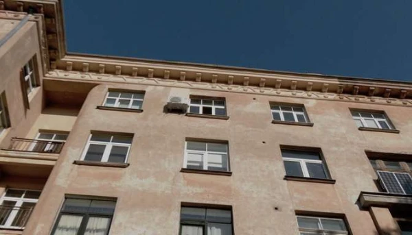 Изображение к статье: Из-за небрежности рабочих в Риге сгорела квартира — они оставили инструмент в розетке