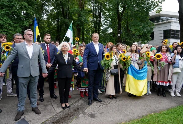 Изображение к статье: В августе мэр Риги Виестурс Клейнбергс — слева — был одним из лидеров шествия «Путь подсолнуха».
