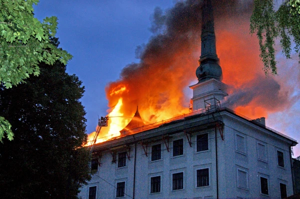 Изображение к статье: Пожар в Рижском замке: суд оправдал строителей, которых подозревали прокуроры