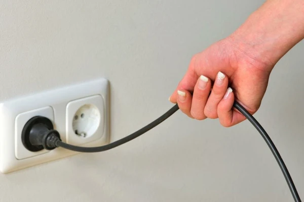 Изображение к статье: Они тихо съедают ваши деньги: 5 приборов, которые нужно выключать из розеток на ночь