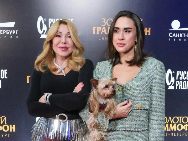 Изображение к статье: Мамина ляля всегда под крылышком любви.