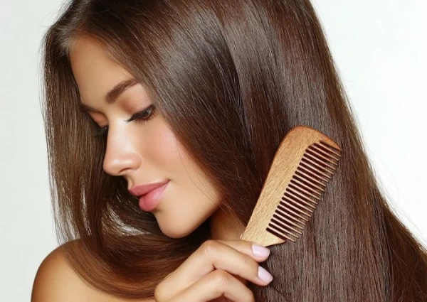 Изображение к статье: Одна хитрость с расческой — и голову будете мыть втрое реже