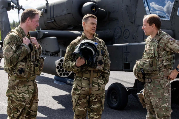 Изображение к статье: Президент Финляндии Александр Стубб (в центре) - отец солдатам.