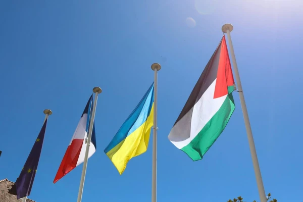 Изображение к статье: Французам порой приходится наблюдать на фасадах дефиле иностранных флагов.