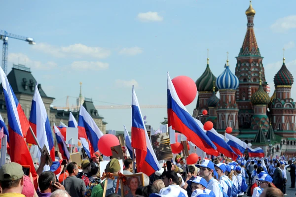 Изображение к статье: Россияне в целом патриотичны, но косо смотрят на богатство.