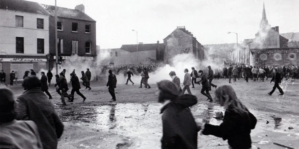 Изображение к статье: При межобщинных беспорядках обе стороны прибегали к насилию.