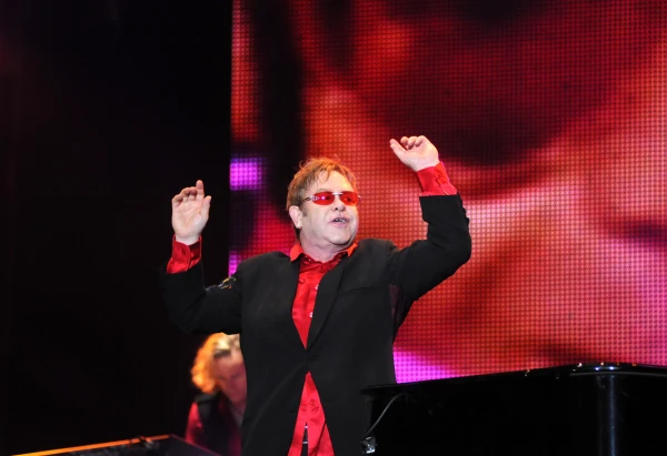 Изображение к статье: Флаконы с кровью и украшения из костей: Элтон Джон готовит подарки для семьи