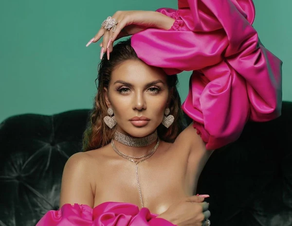 Изображение к статье: «Выхожу, а там кабриолет! Проверку прошел»: Анна Седокова оценила жениха дочери