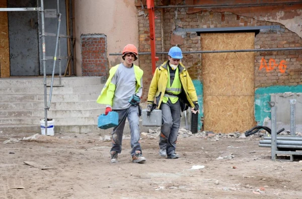 Изображение к статье: В Латвии 100 тысяч человек вынуждены работать на двух работах