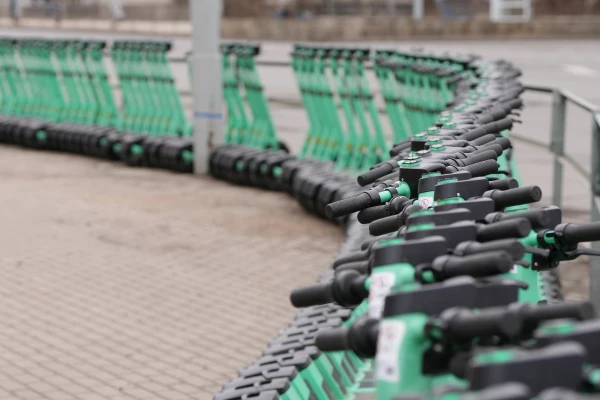 Изображение к статье: «Латыши не будут горько рыдать, если их станет меньше» – депутат об ограничениях для электросамокатов