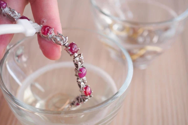 Изображение к статье: Как правильно чистить кольца и камни: бытовые советы