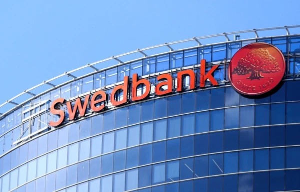 Изображение к статье: «Это уже грабёж!» Swedbank объявил новые поборы с жителей Латвии