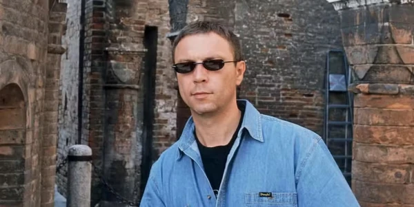 Изображение к статье: Писатель тщательно скрывает свою идентичность.