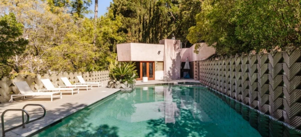 Изображение к статье: Бассейн фактически олимпийского формата.