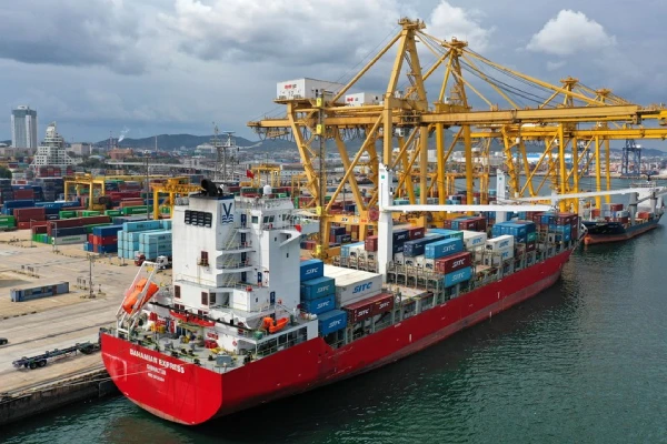 Изображение к статье: Большегрузы спешат в Старый Свет с товаром из Поднебесной.