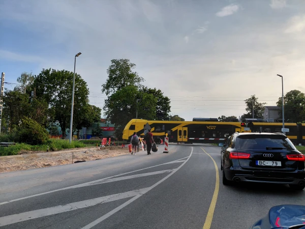 Изображение к статье: Латвийцы не торопятся в массе своей отказываться от личного транспорта в пользу общественного. Фото автора.