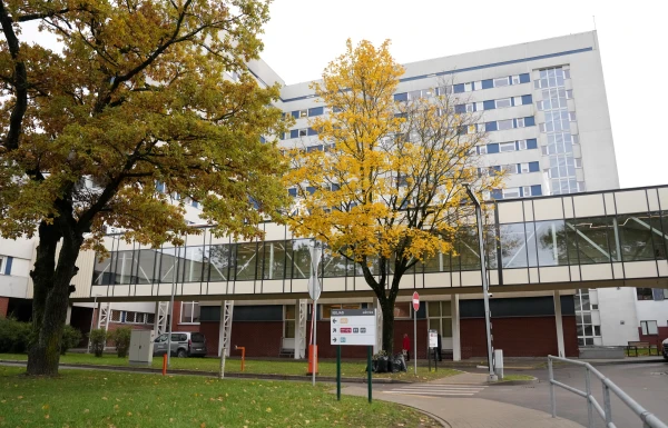 Изображение к статье: Хочешь вылечиться? Молись! Крупнейшей больнице Риги «обрезали» бюджет