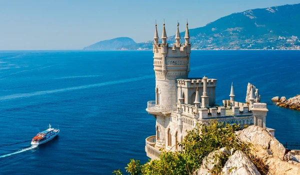 Изображение к статье: Санкции США и ЕС не помеха: китайский контейнеровоз впервые зашел в порт Крыма