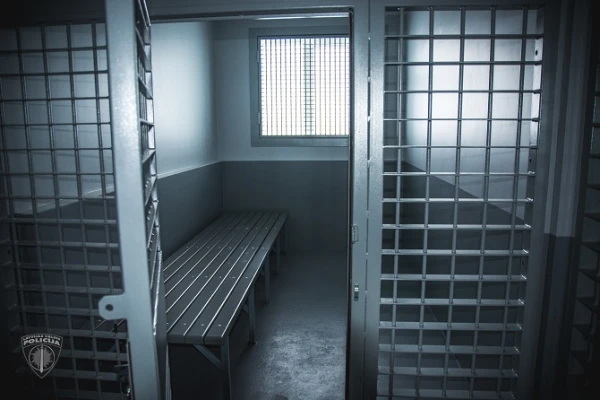 Изображение к статье: Под давлением Европы: Латвия сэкономит на арестантах, но задержание перед выселением пенсионеров останется