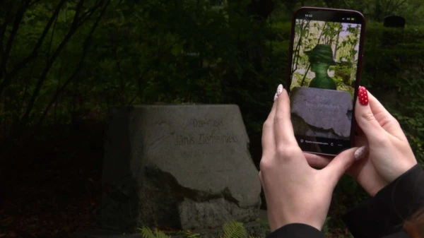 Изображение к статье: С памятника поэту Янису Зиемельниеку таинственно исчезла стеклянная голова